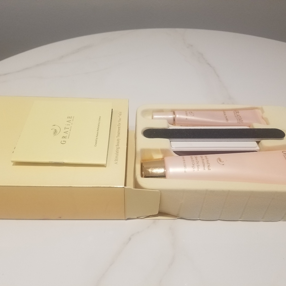 Beautifying Nail Kit - Picture 3 of 3